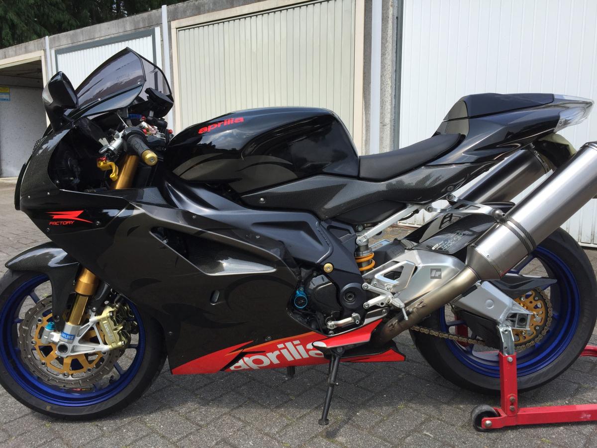 Klicke auf die Grafik für eine vergrößerte Ansicht  Name: Aprilia RSV Factory.jpg Ansichten: 0 Größe: 173,8 KB ID: 1592