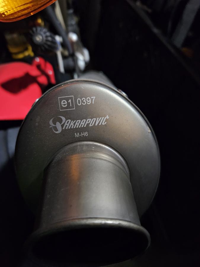 Klicke auf die Grafik für eine vergrößerte Ansicht  Name: Akrapovic.jpg Ansichten: 0 Größe: 39,7 KB ID: 15918